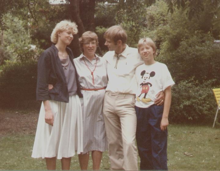 iben-gladys-ebbeog kjeld1985.jpg - "Gladys 40 år."   Iben, Gladys, Ebbe og Kjeld 1985 Østervang